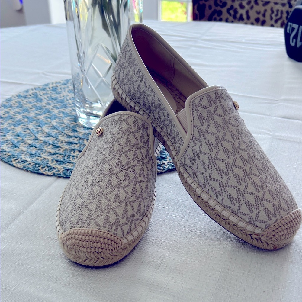 MICHAEL KORS LADIES - SIZE 9 Stylish Gray Slip-On Espadrilles. 🌻